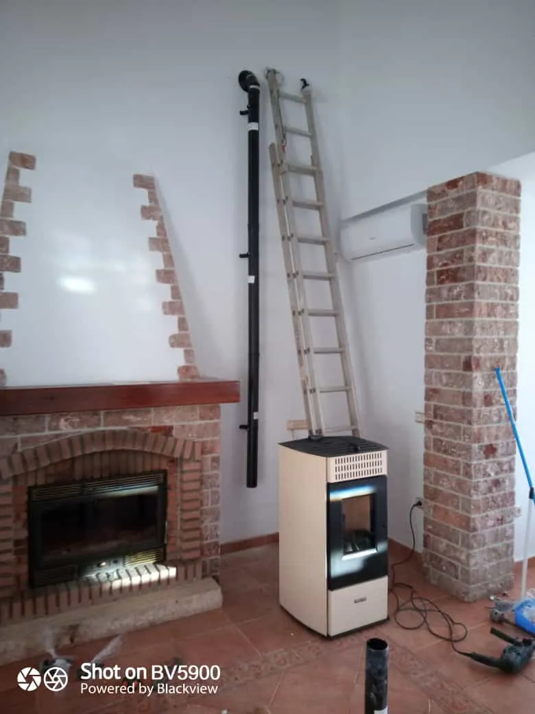 Estufa de pellets instalada en vivienda de Málaga
